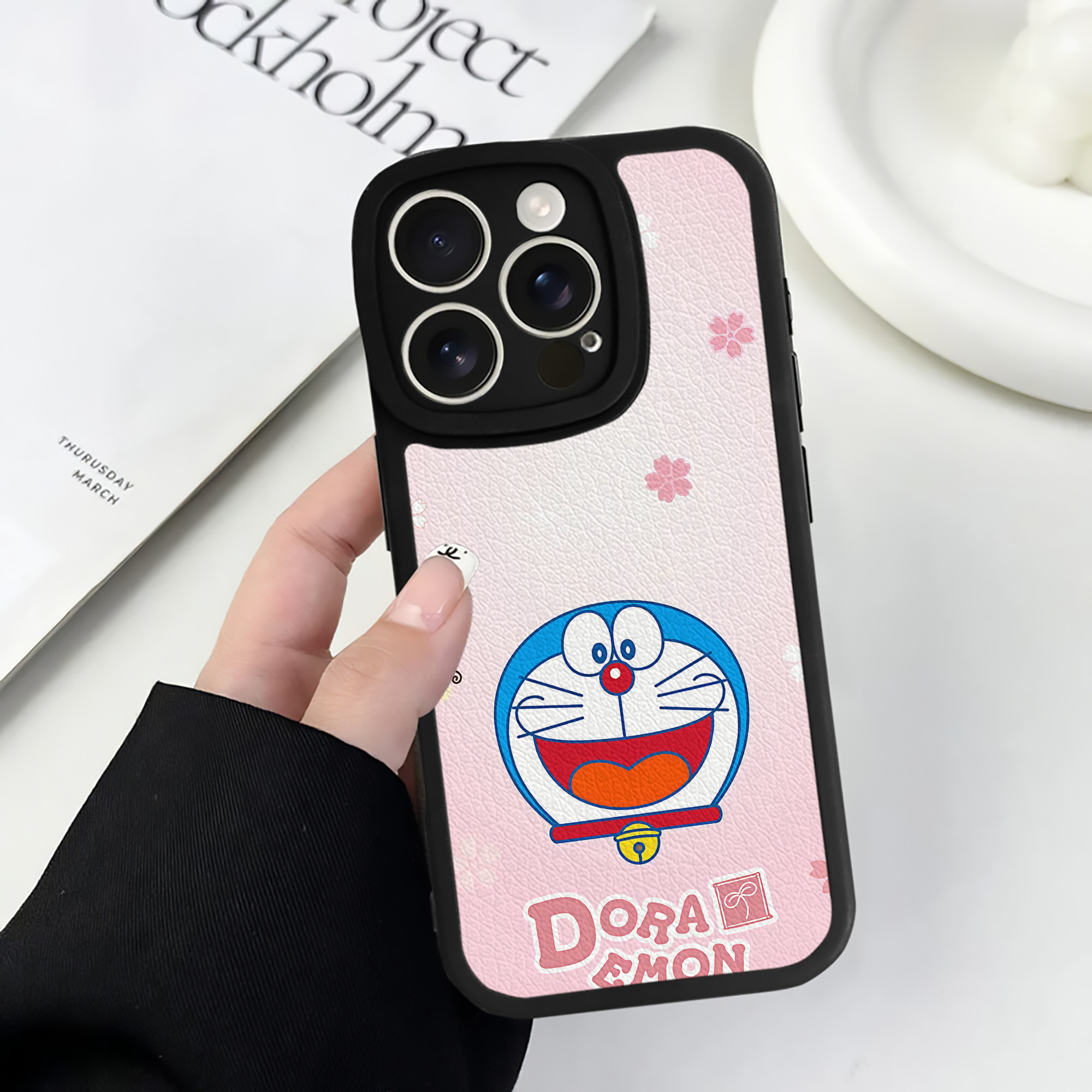 （画像用） ドラえもん Doraemon 【iPhone 16シリーズ対応】シリコンスマホケース（レザー調） 材質：シリコン
